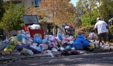 Karşıyaka’da toplanmayan çöpler tepkiye neden oluyor