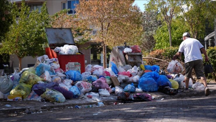 Karşıyaka’da toplanmayan çöpler tepkiye neden oluyor