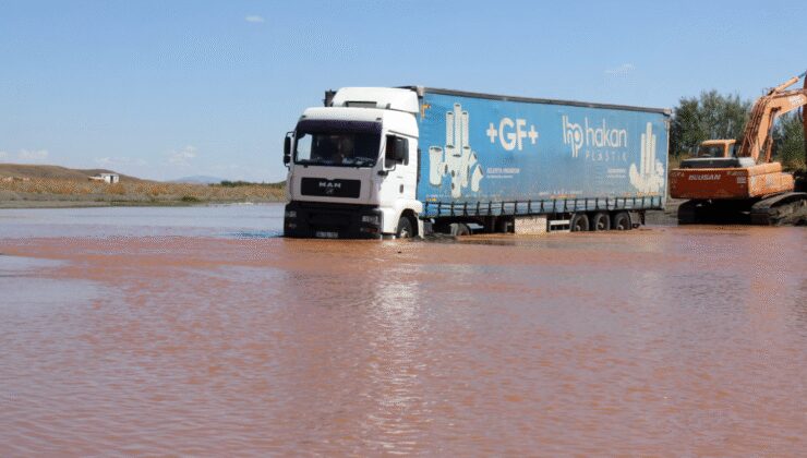 Kızılırmak'ta kuma saplanan tır 2 gün sonra çıkarıldı