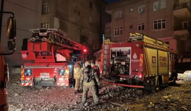 Küçükçekmece’de 6 katlı binanın çatısındaki yangın korkuttu