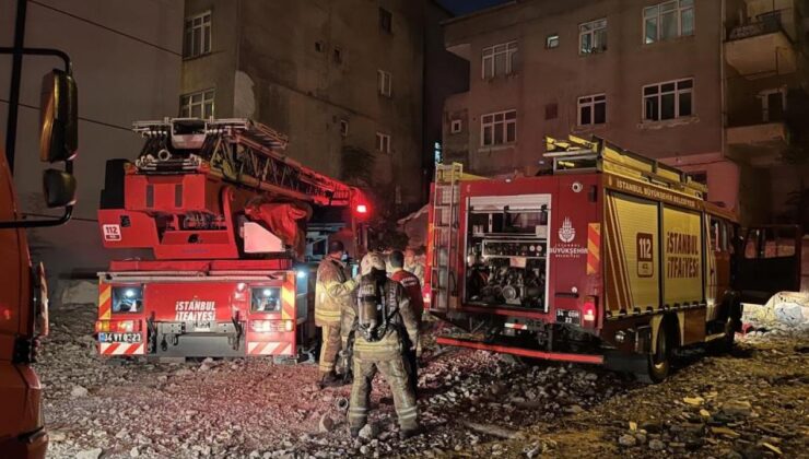 Küçükçekmece’de 6 katlı binanın çatısındaki yangın korkuttu