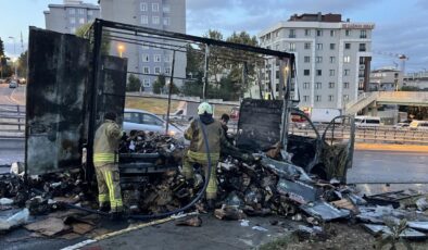Küçükçekmece’de alev alan kargo yüklü kamyonet küle döndü