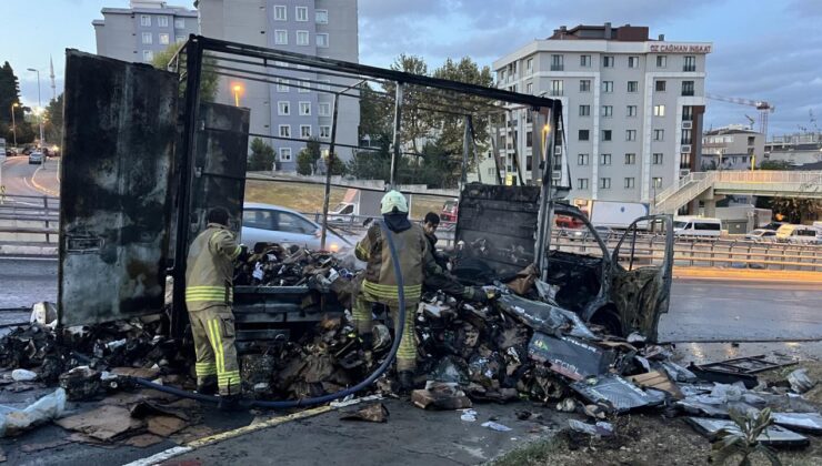 Küçükçekmece’de alev alan kargo yüklü kamyonet küle döndü
