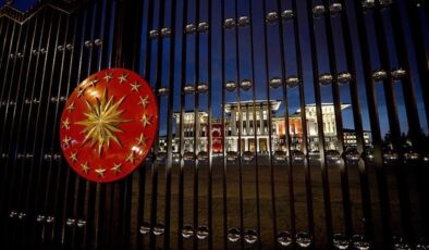 Mahkemede izleyenleri selamlaması bile saray bürokratını çileden çıkarttı