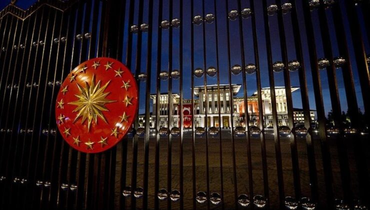 Mahkemede izleyenleri selamlaması bile saray bürokratını çileden çıkarttı