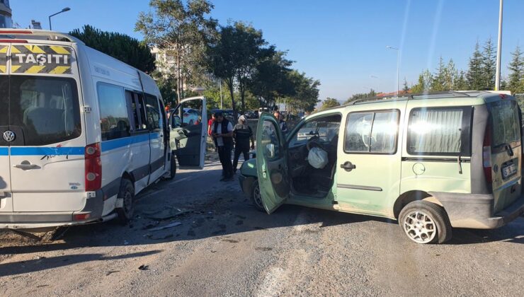 Manisa’da öğrenci servisi kaza yaptı! Yaralılar var!