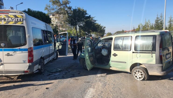 Manisa’da öğrenci servisiyle otomobil çarpıştı: 9 yaralı