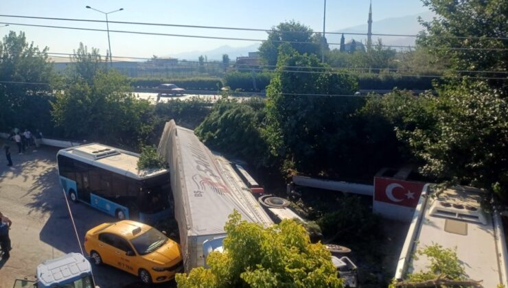 Manisa'da zincirleme kaza: 1 kişi öldü, 2 kişi yaralandı