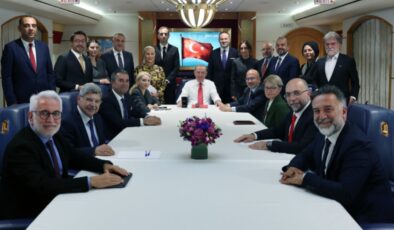 Medya ombudsmanından müthiş iddia: Uçaktaki sorular önceden mi gitti?