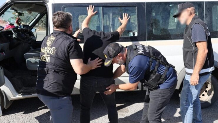 Mersin’de yolcu minibüsünden çıkanlar şoke etti!