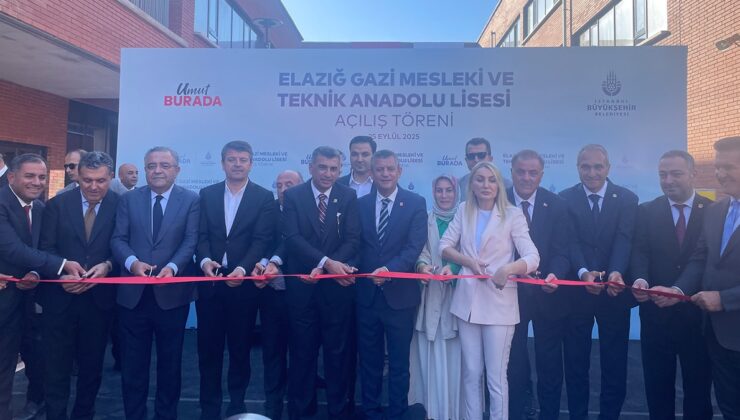 MHP bürosunda poz veren Vali, okul açılışına gitmedi