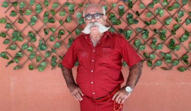 Nevşehir’in ‘renkli pala’sı 50 yıldır tek renkli giysilerle geziyor