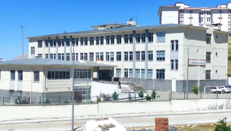 Okulun aylardır hem suyu hem de elektriği yok