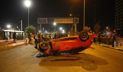 Otomobil, kaldırımda yürüyen yayalara çarptı: 3 ölü, 3 yaralı