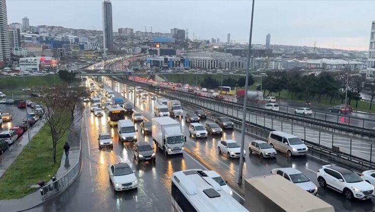 Pazartesi yağmuru megakenti vurdu! İstanbul'da trafik kilitlendi