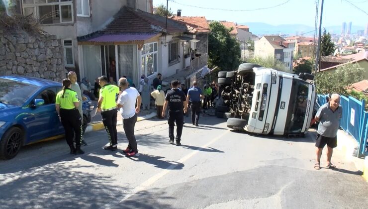 Pendik'te traktör yüklü kamyon, gecekondu ve iki otomobile çarparak devrildi