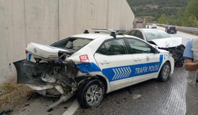 Polis aracına otomobil çarptı: 2’si polis 8 yaralı