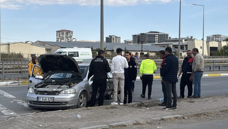 Sivas'ta iki otomobil çarpıştı: 1 kişi öldü, 3 kişi yaralandı