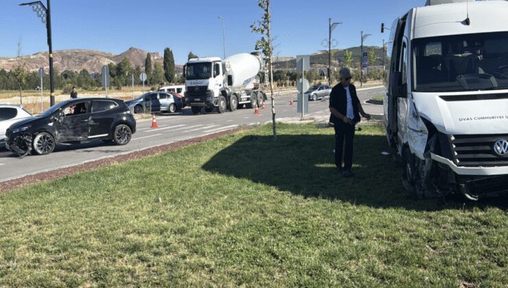 Sivas'ta minibüs ile otomobilin çarpıştığı kazada 3 kişi yaralandı