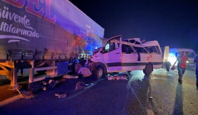 Son Dakika… Tarsus’ta can pazarı: Tarım işçilerini taşıyan minibüs TIR’a çarptı, 3 ölü 16 yaralı