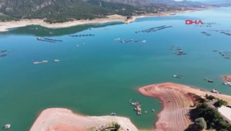 Sular çekildi, barajın ortasındaki kayalık ortaya çıktı