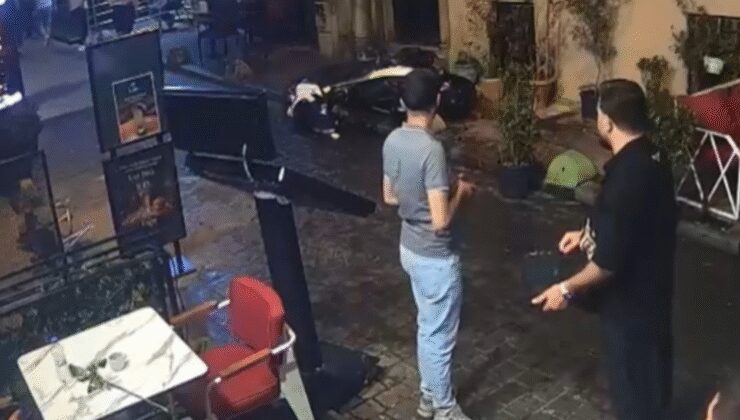 Taksim’de kapısının önüne park edilen motosiklete yapmadığı kalmadı