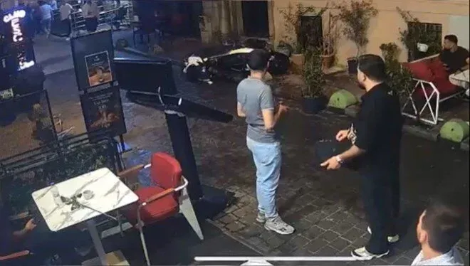 Taksim'de hareketli dakikalar: Önce çorba döktü, sonra tekme attı