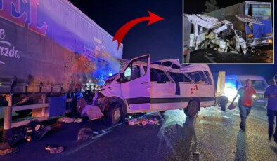 Tarım işçilerini taşıyan minibüs tıra çarptı: 3 ölü, 16 yaralı