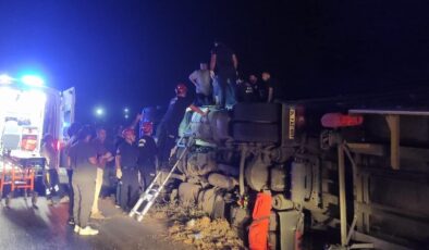 Tır devrildi: Sürücü ekipler tarafından kurtarıldı