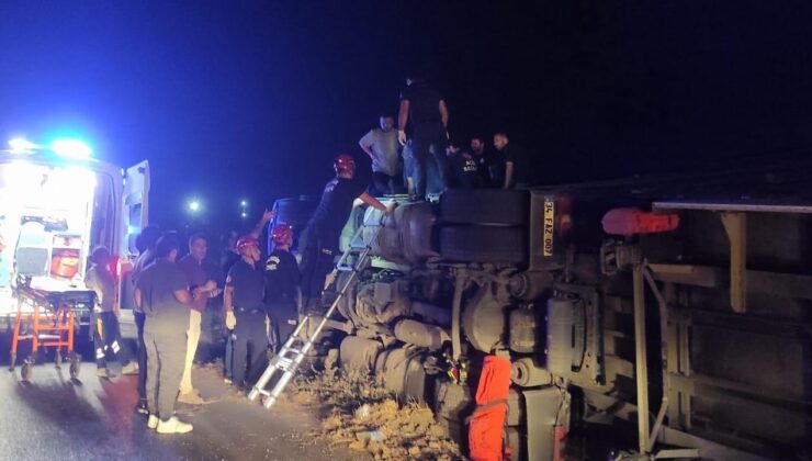 Tır devrildi: Sürücü ekipler tarafından kurtarıldı