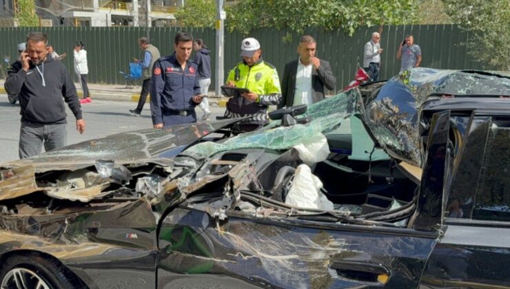 TIR’a çarpan otomobilin sürücüsü araçta sıkıştı