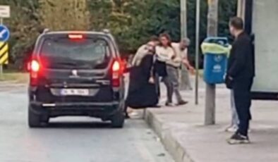 Trafiğin ortasında yola atlayıp yere oturdu!