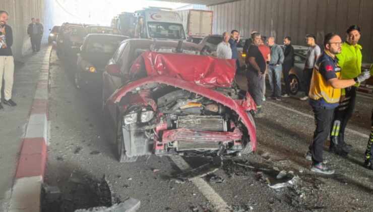 Uşak’ta üç otomobilin karıştığı zincirleme kazada 3 kişi yaralandı