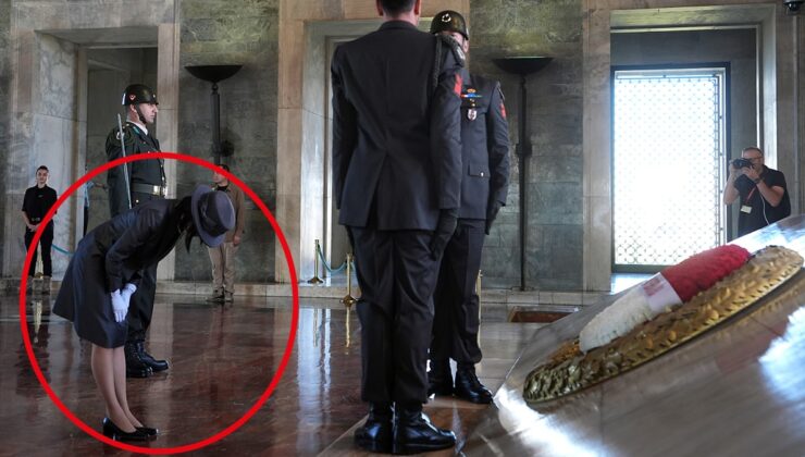 'Prenses' Ata'nın huzurunda saygıyla eğildi