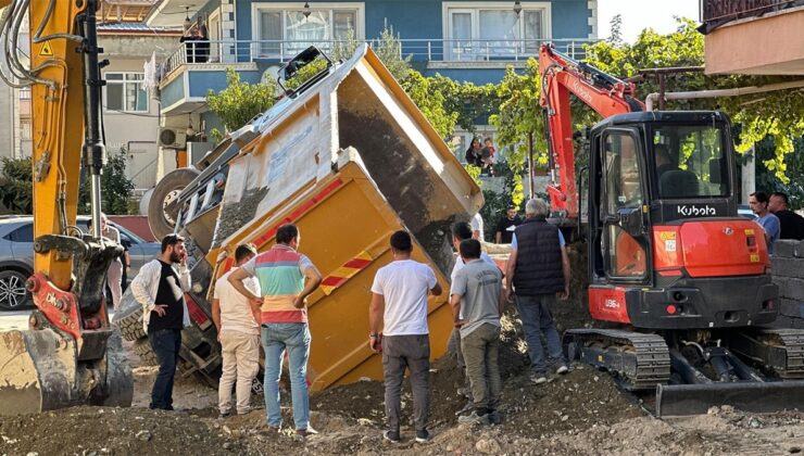 Zemin çöktü kamyon foseptiğe gömüldü