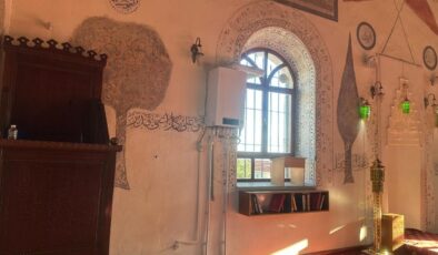 139 yıllık camide şaşırtan manzara: Kıble duvarına yerleştirdiler!