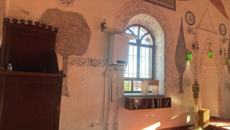 139 yıllık camide şaşırtan manzara: Kıble duvarına yerleştirdiler!