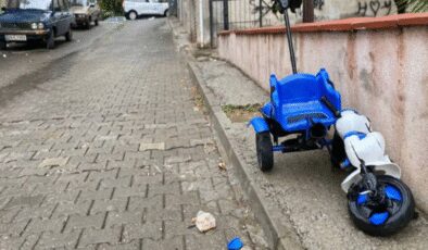 4 yaşındaki torununu kurtarmak istedi: Otomobilin altında kaldı