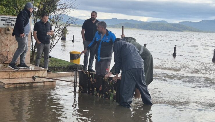 7 ilde hayat felç oldu: Ev ve iş yerlerini su bastı, sürücüler mahsur kaldı