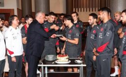 A Milli Takım kapında Ferdi Kadıoğlu’nun doğum günü kutlandı, pastayı Hacıosmanoğlu yedirdi