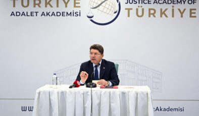 Adalet Bakanı Tunç, hakim-savcı yardımcılarıyla bir araya geldi