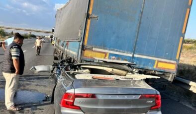 Adana’da korkunç kaza: TIR’a ok gibi saplandı