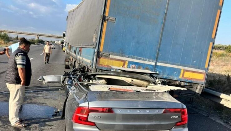 Adana’da korkunç kaza: TIR’a ok gibi saplandı