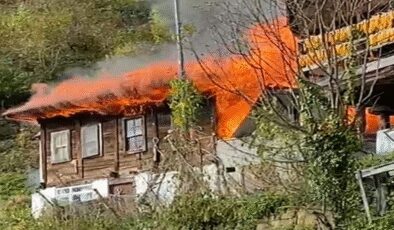 Ahşap ev alev alev yandı