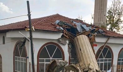 Ankara’da fırtına koptu: Namaz vaktinde minare yıkıldı