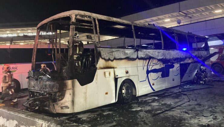 AŞTİ’de park halindeki yolcu otobüsü yandı