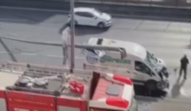 Avcılar’da minibüsün çarptığı elektrik direği D-100’e devrildi