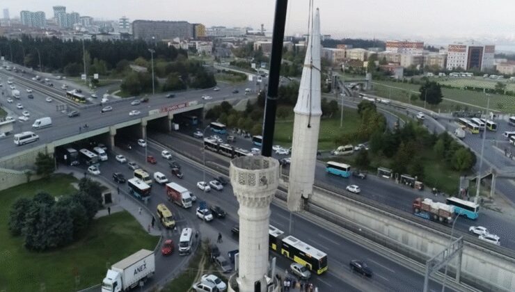 Avcılar'da depremde hasar gören cami yıkıldı