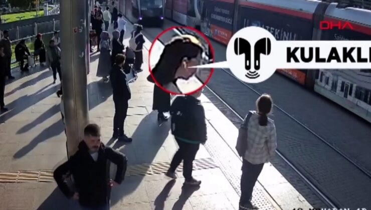 Az daha tramvayın altında kalacaktı! Kulaklık az daha canından ediyordu