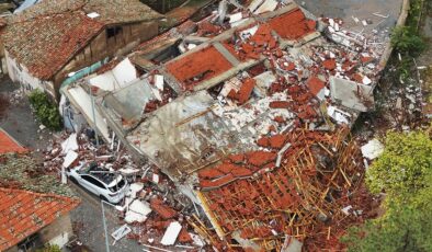 Balıkesir Sındırgı merkezli depremde yıkılan binaların enkazı kaldırılıyor